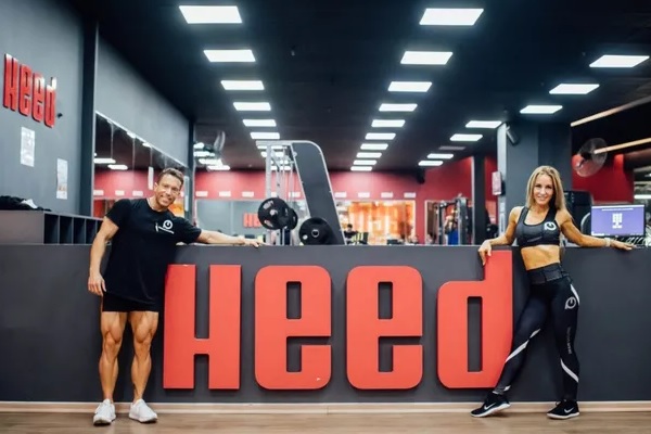 Una pareja de fisicoculturistas se asoció para crear una red de gimnasios y  entrenan a atletas que buscan perfeccionar su ejercicio – Info Deportes